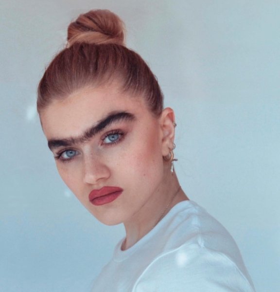 Модель Фрида с бровями