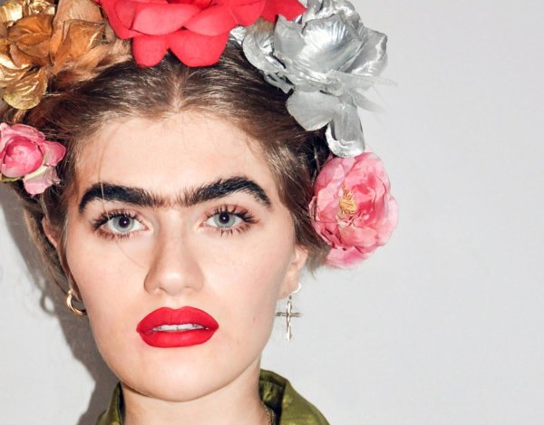 Фрида модель с монобровью