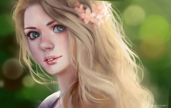 Светловолосая девушка с зелеными глазами
