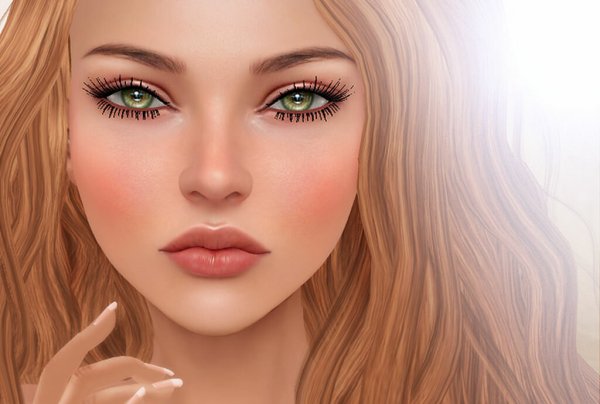 Светловолосая девушка с зелеными глазами