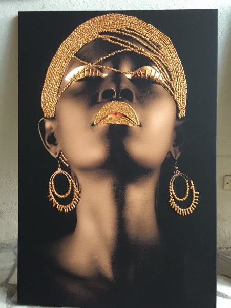 Девушка в золоте