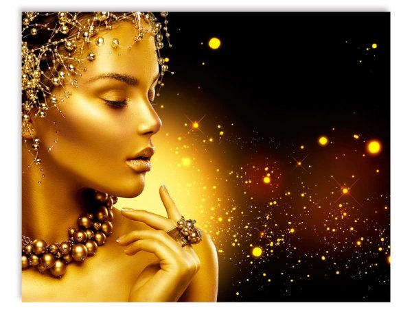 Девушка с золотыми губами черная