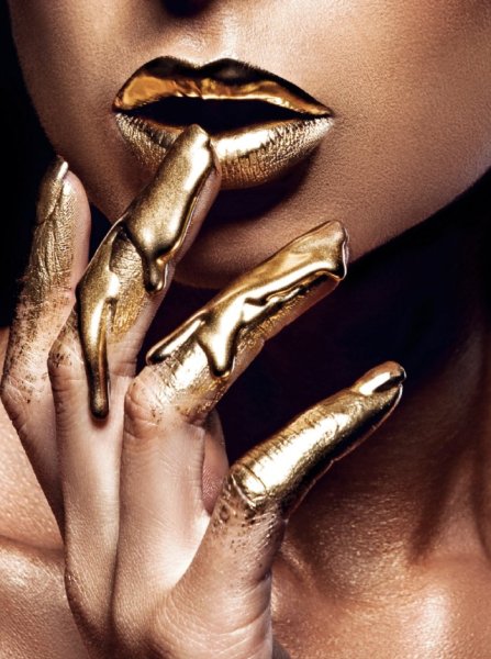 Черная девушка в золоте