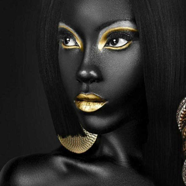 Капли воды на теле девушки