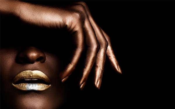 Черная девушка с золотом