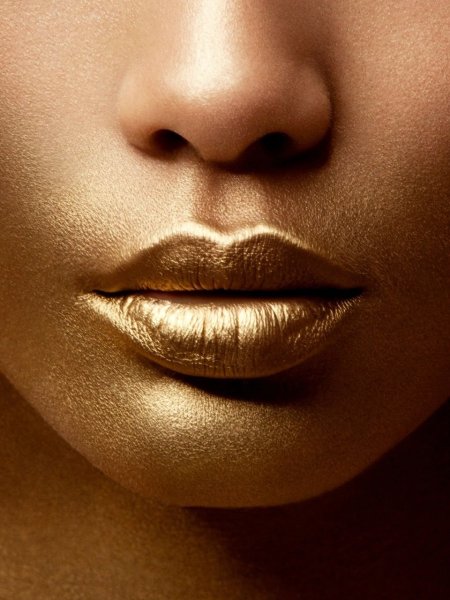 Девушка на золотом фоне