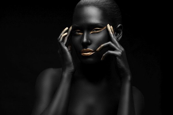 Женщина в золотой краске