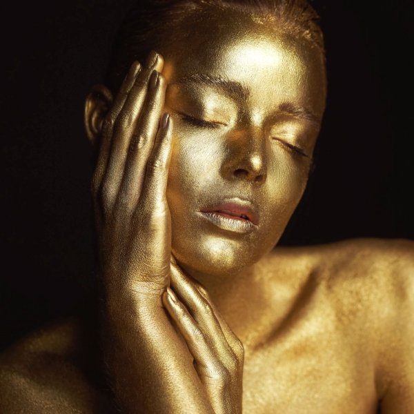 Черная девушка с золотом