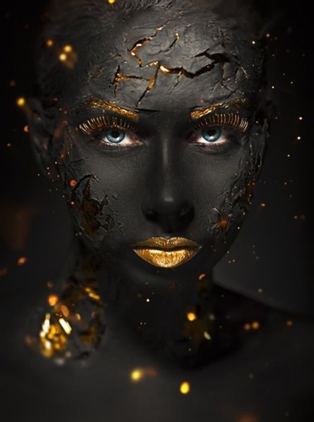 Черная девушка в золоте