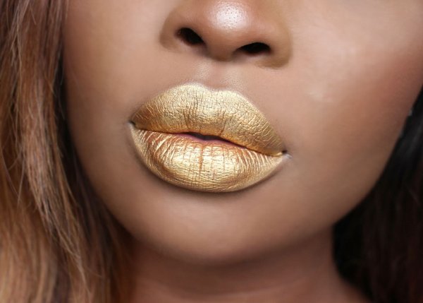 Черная девушка в золоте