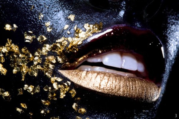 Лицо девушки в золоте