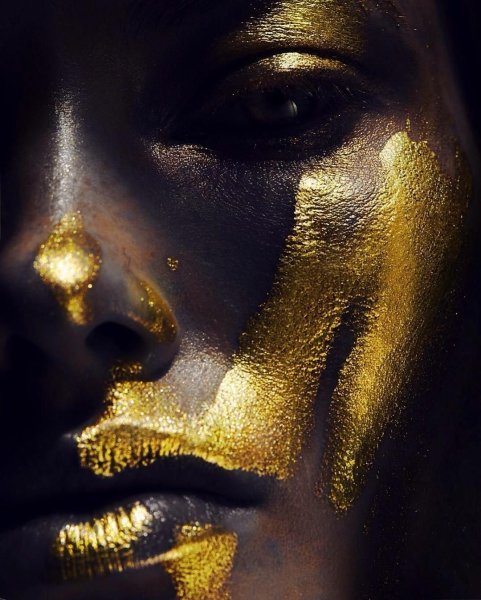 Черная девушка в золоте