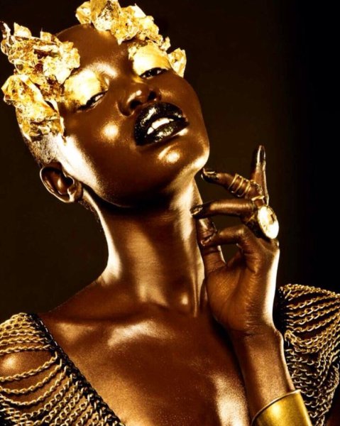 Черная девушка в золоте