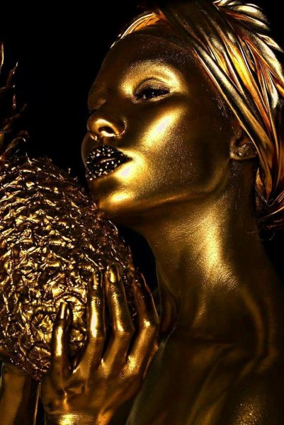 Девушка с золотым макияжем