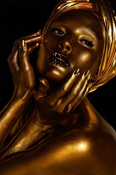 Черная девушка с золотом