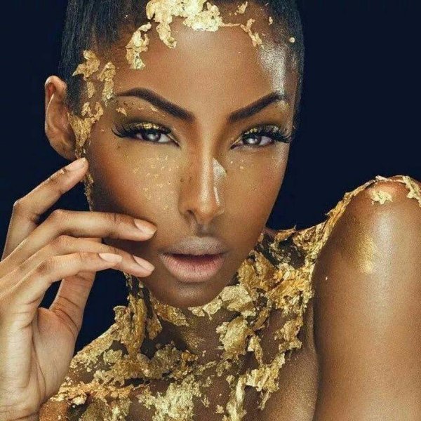 Черная женщина в золоте