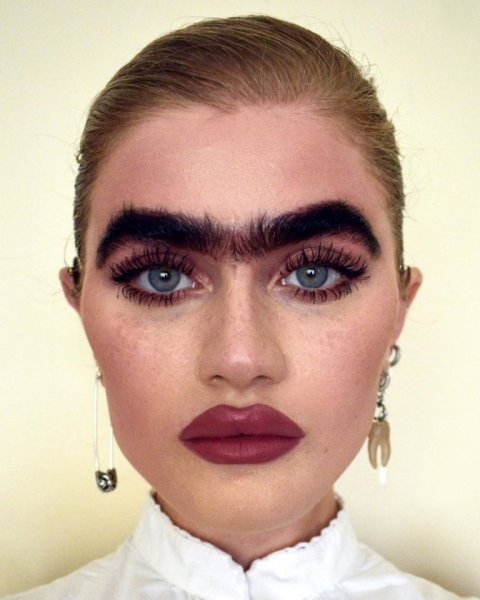 Софья Хаджипантели с нормальными бровями