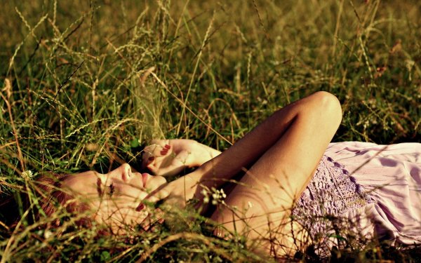 Девушка лежит на траве