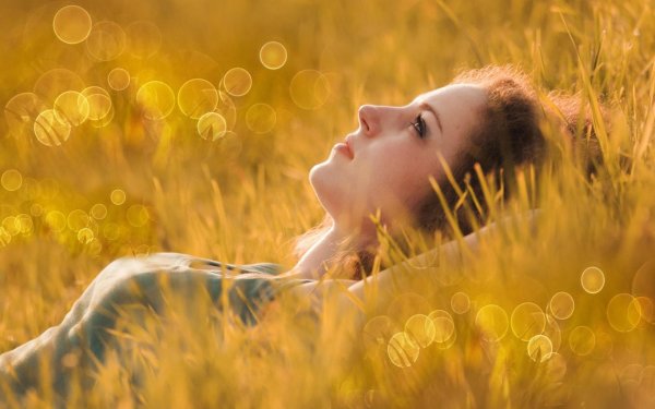 Девушка лежит на траве