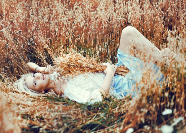 Девушка лежит в поле