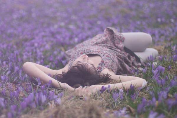 Девушка лежит в поле