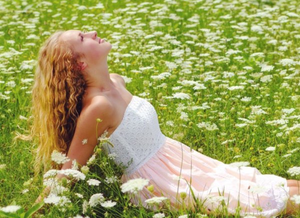 Девушка на цветочном лугу