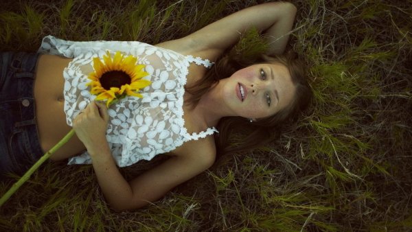 Девушка в подсолнухах