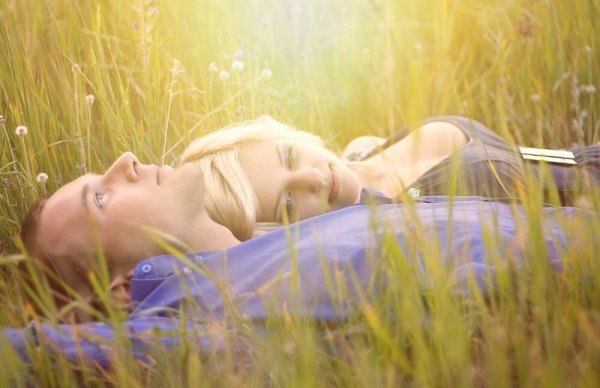 Мужчина лежит в поле