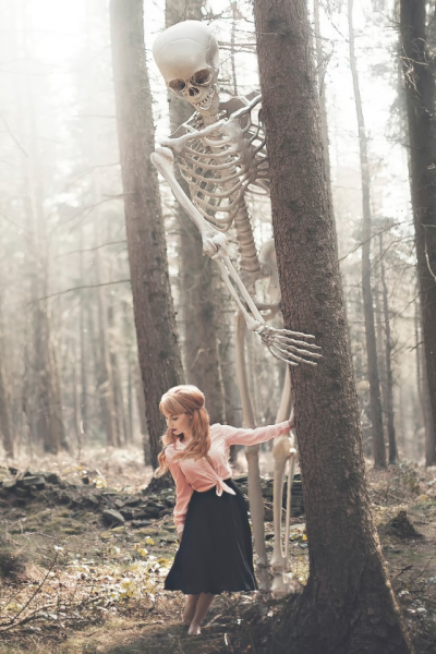 Девушка с черепом арт