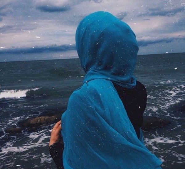 Мусульманки в платках со спины