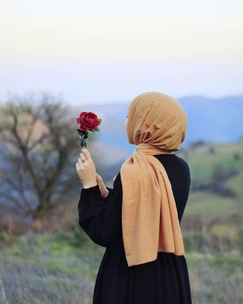 Мусульманка в хиджабе со спины