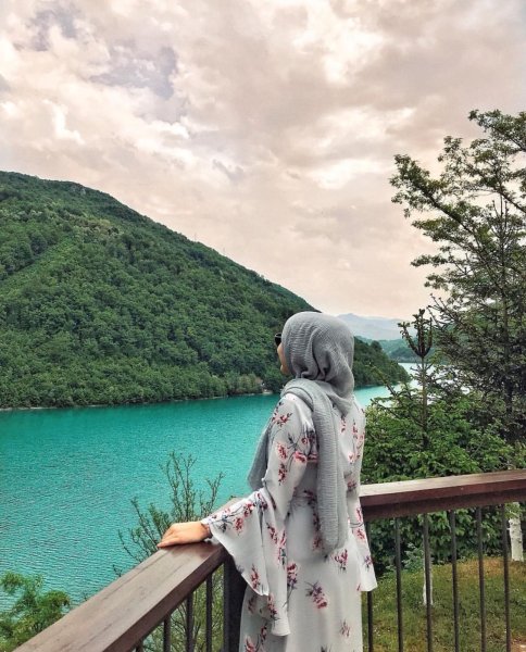 Девушка в платке со спины