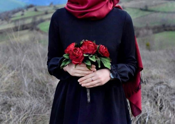 Мусульманки в платках со спины