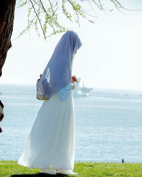 Мусульманки в платках со спины