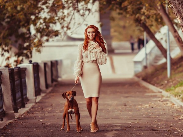 Девочка гуляет в парке