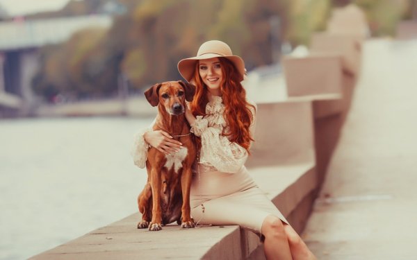 Дама с собачкой и зонтиком