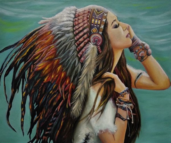 Девушка с перьями на голове