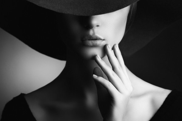 Девушка в шляпе с сигаретой