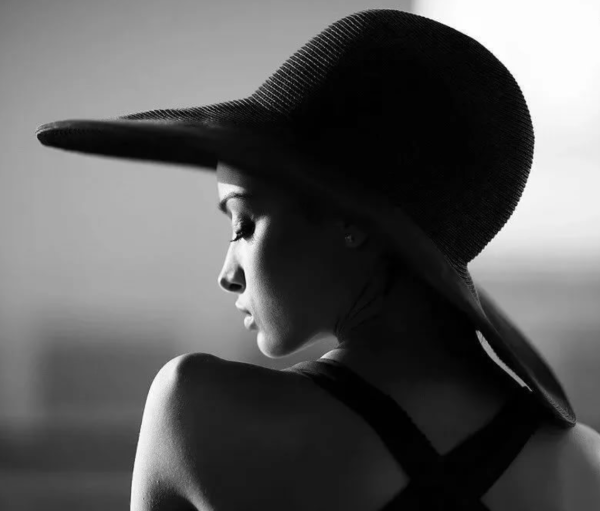 Девушка в красной шляпе