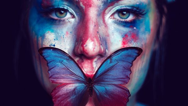 Девушка с бабочкой на лице