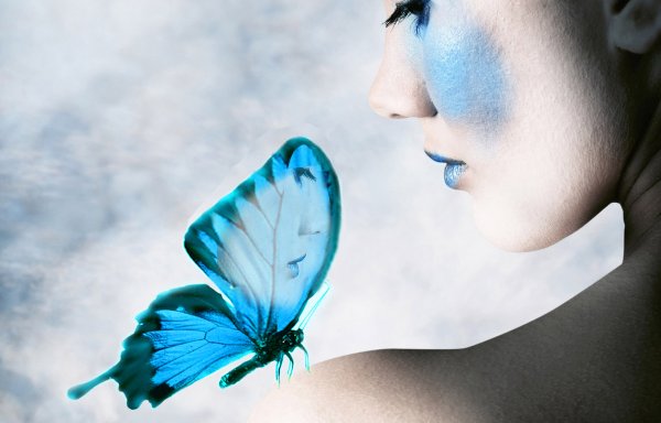 Живая бабочка на плече