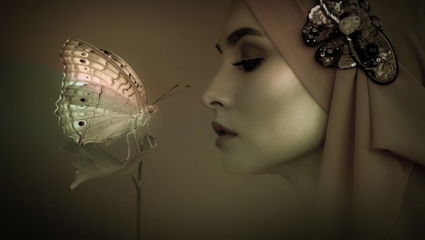Женщина бабочка