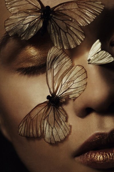 Красивая девушка с бабочками