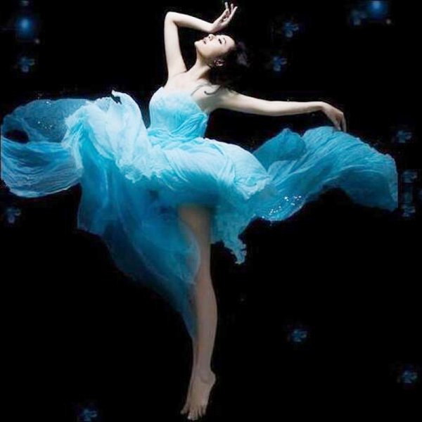 Девушка в бальном платье сзади на воде