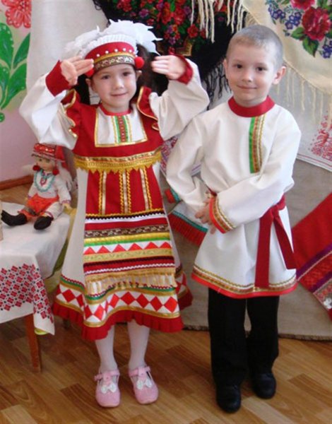 Мордовские девушки в национальных костюмах