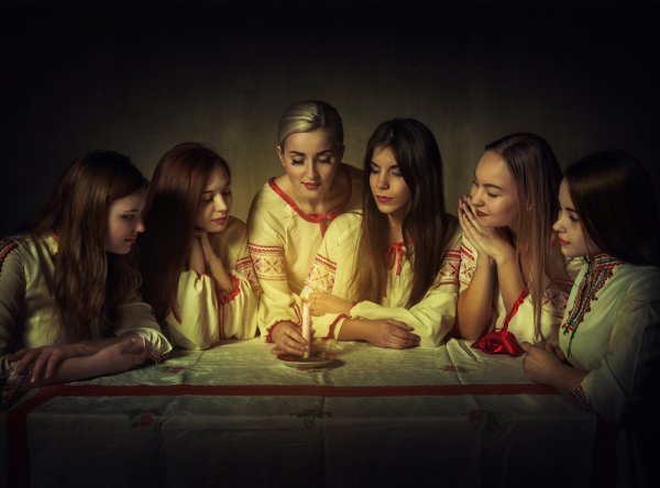 Девушки гадают