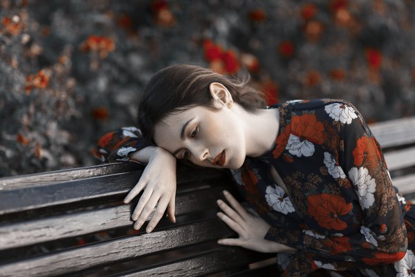 Печальная девушка