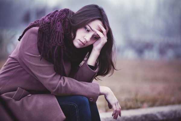Красивая грустная девушка