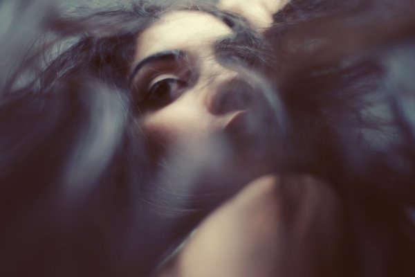 Размытое лицо девушки