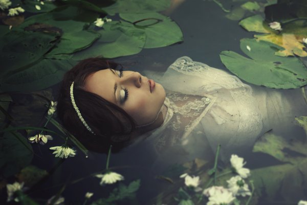 Красивая мертвая девушка